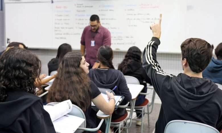 Brasília (DF), 24/10/2024 - Professor do colégio Galois, Samuel Rbeiro Costa, em sala de aula com alunos na preparação nos últimos dias antes da prova do Enem 2024.  Foto: José Cruz/Agência Brasil