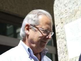 O ex-ministro José Dirceu deixa o Fórum Professor Júlio Fabbrini Mirabete, do Tribunal de Justiça do DF.