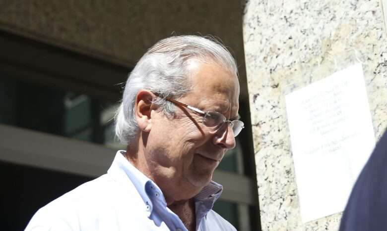 O ex-ministro José Dirceu deixa o Fórum Professor Júlio Fabbrini Mirabete, do Tribunal de Justiça do DF.