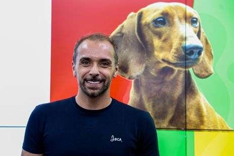 Brasília, (DF), 30/10/2024 - O tutor do cachorro Joca que morreu dentro de avião da Gol, João Fantazzini durante apresentação das novas regras para o transporte de animais no setor aéreo. Foto: Valter Campanato/Agência Brasil