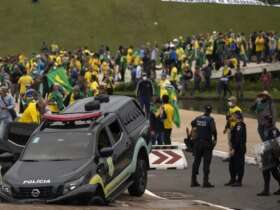 Brasilia (DF) 08/01/2023 - Golpistas invadem prédios públicos na praça dos Três Poderes. Na foto, carros da Polícia Legislativa  são depredados por vândalos em frente ao Congresso Nacional.