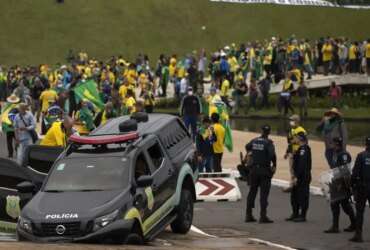 Brasilia (DF) 08/01/2023 - Golpistas invadem prédios públicos na praça dos Três Poderes. Na foto, carros da Polícia Legislativa  são depredados por vândalos em frente ao Congresso Nacional.