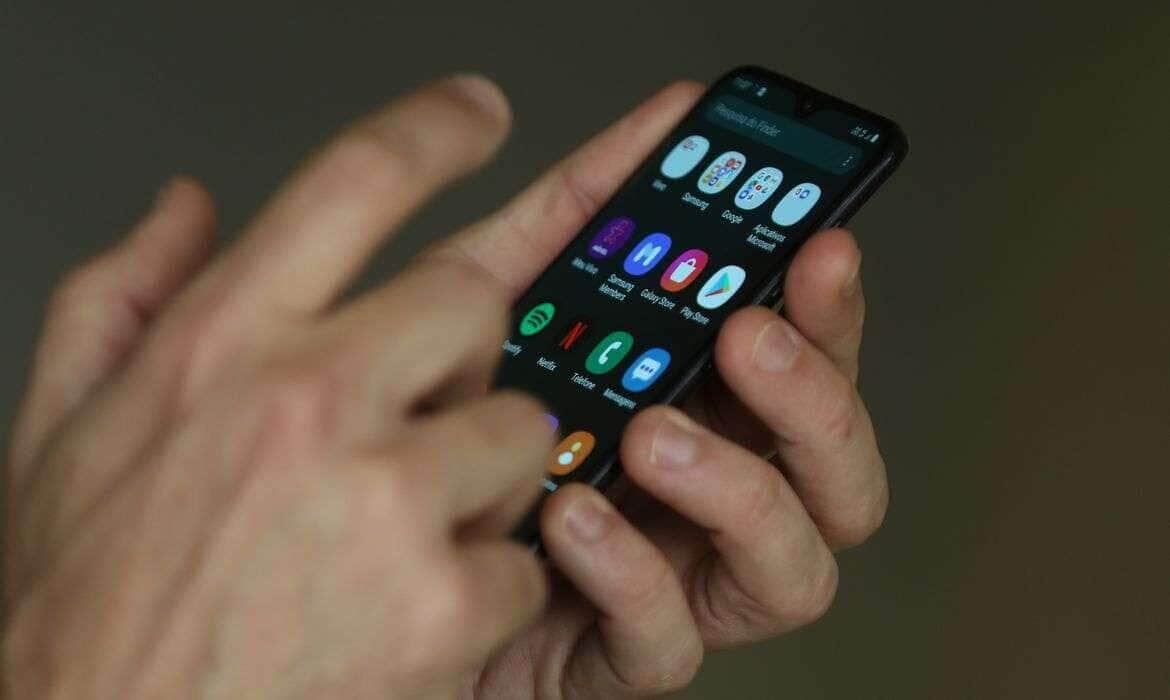 Smartphone, celular, em uso.