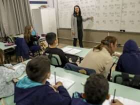 Canoas (RS), 21/06/2024 - A professora Suelem Furlanetto dentro de sala de aula na Escola Municipal Rio Grande do Sul, após enchente que atingiu toda a escola. Foto: Bruno Peres/Agência Brasil