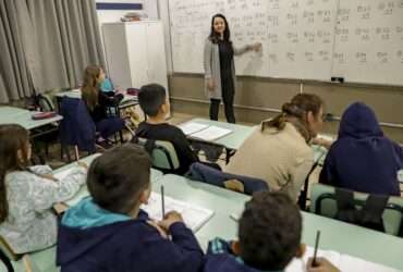 Canoas (RS), 21/06/2024 - A professora Suelem Furlanetto dentro de sala de aula na Escola Municipal Rio Grande do Sul, após enchente que atingiu toda a escola. Foto: Bruno Peres/Agência Brasil