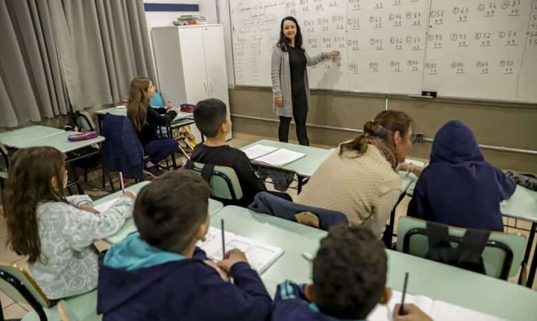 Canoas (RS), 21/06/2024 - A professora Suelem Furlanetto dentro de sala de aula na Escola Municipal Rio Grande do Sul, após enchente que atingiu toda a escola. Foto: Bruno Peres/Agência Brasil