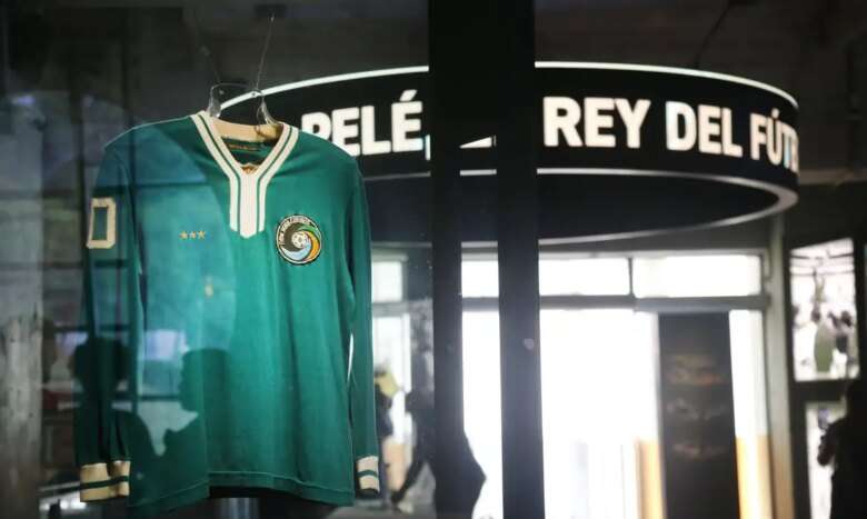 São Paulo (SP), 30/09/2024 - Museu do futebol faz a instalação de duas novas camisas na exposição. A camisa da seleção feminina de futebol assinada pelas jogadoras que foram prata nas Olimpíadas de Paris 2024 e a camisa do Cosmos usada por Pelé no jogo de despedida nos EUA em 1997. Foto: Paulo Pinto/Agência Brasil