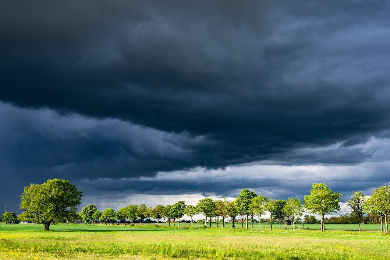 Chuva entre 20 e 30 mm/h ou até 50 mm/dia, ventos intensos (40-60 km/h).