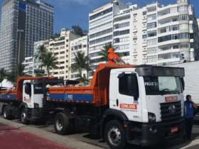 Rio de Janeiro - A Comlurb, empresa responsável pela coleta de lixo no Rio, recolhe o lixo após a festa da virada do ano (Isabela Vieira/Agência Brasil)