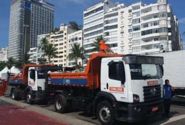 Rio de Janeiro - A Comlurb, empresa responsável pela coleta de lixo no Rio, recolhe o lixo após a festa da virada do ano (Isabela Vieira/Agência Brasil)