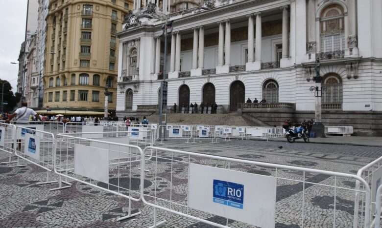 Câmara de Vereadores e cercada durante votação que propõe mudanças nas regras para transporte particular de passageiros na cidade.