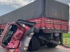 Acidente em Sinop: Carro fica prensado entre duas carretas na BR-153 e motorista sobrevive