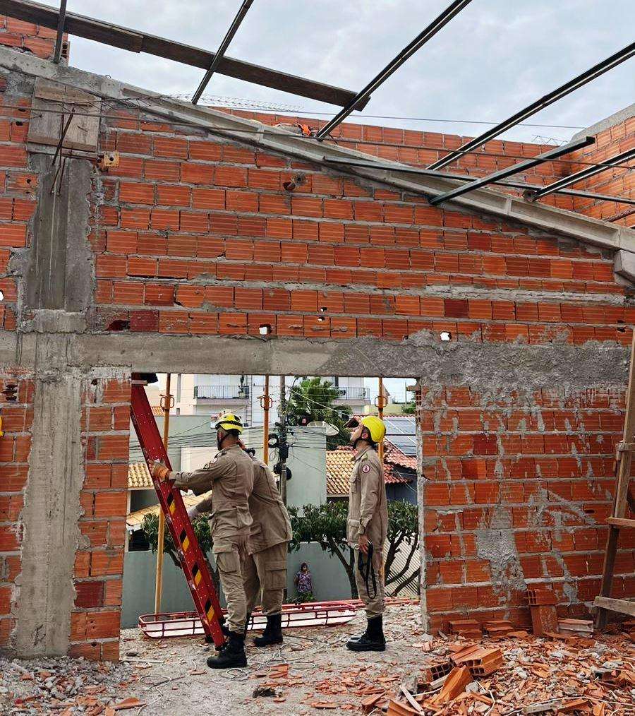 Bombeiros resgatam trabalhador após choque elétrico em obra em Campo Verde