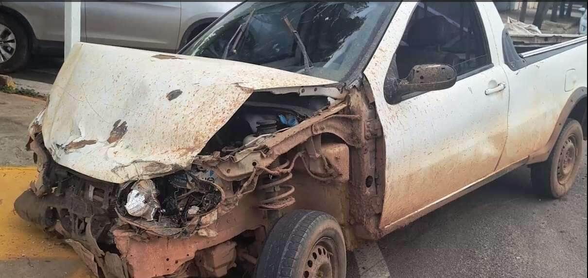 Acidente ocorreu na manhã desta segunda-feira (25) e deixou apenas danos materiais; Guarda Civil Municipal atendeu a ocorrência.