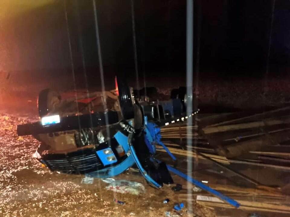 Bombeiros de Mato Grosso resgatam motorista preso às ferragens em acidente na BR-364