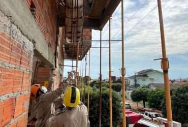 Bombeiros resgatam trabalhador após choque elétrico em obra em Campo Verde