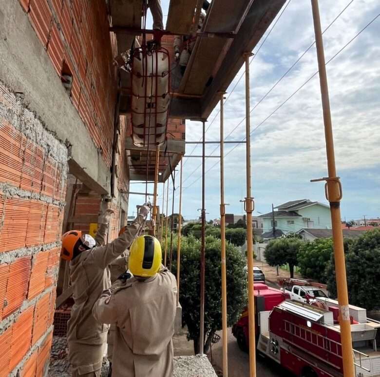 Bombeiros resgatam trabalhador após choque elétrico em obra em Campo Verde