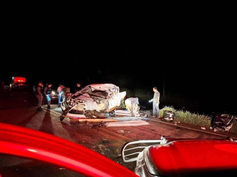 Bombeiros retiram corpo de vítima preso às ferragens em rodovia de Mato Grosso