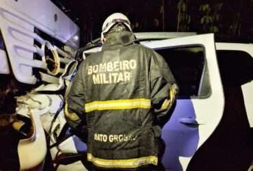 Bombeiros retiram vítima presa às ferragens após acidente na MT-170, em Mato Grosso