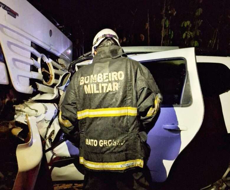 Bombeiros retiram vítima presa às ferragens após acidente na MT-170, em Mato Grosso