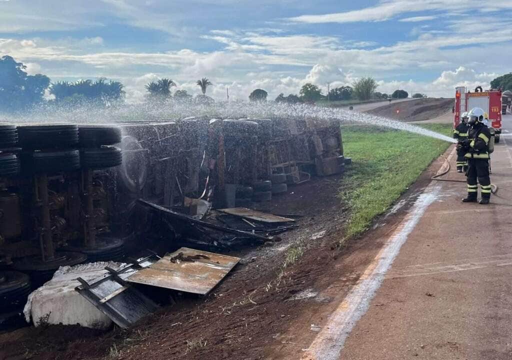Caminhoneiro fica ferido após carreta tombar e pegar fogo em Mato Grosso