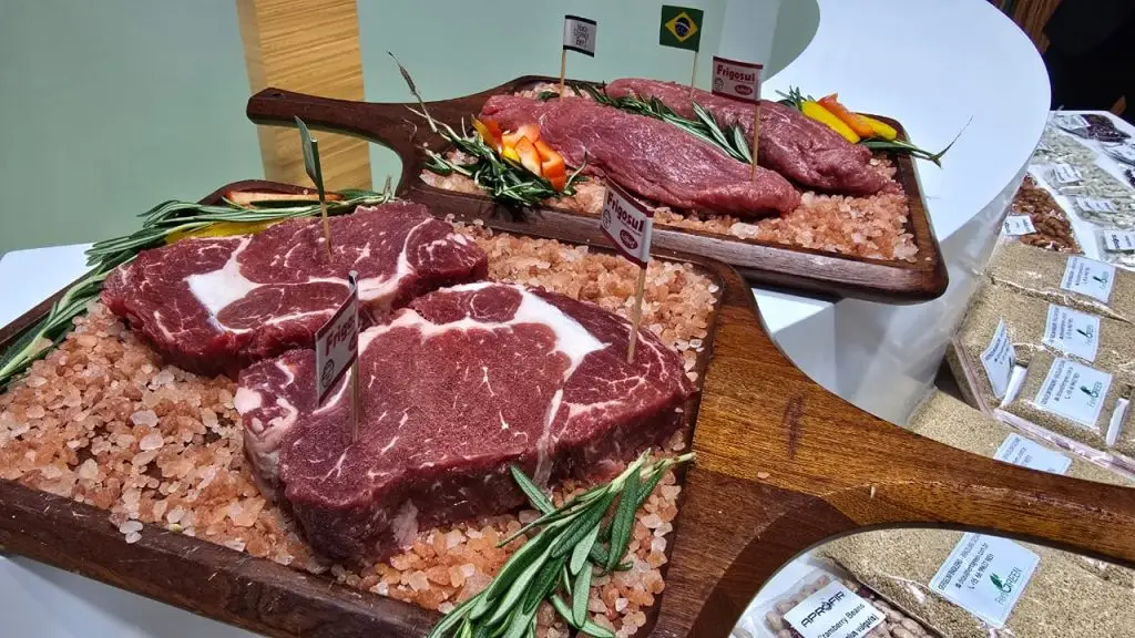 Funcionário e comparsa roubam carga de carne em supermercado de Várzea Grande e são presos