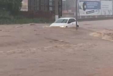 Chuva intensa deixa cidade de Mato Grosso inundada e casas ficam alagadas