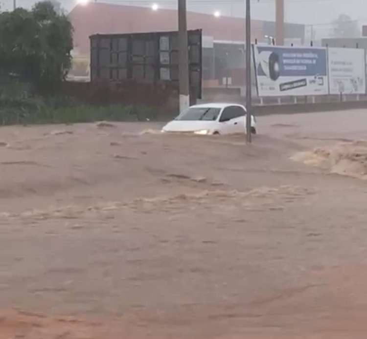 Chuva intensa deixa cidade de Mato Grosso inundada e casas ficam alagadas