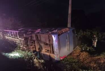 Colisão entre ônibus e caminhão deixa crianças mortas e outras pessoas feridas em Mato Grosso