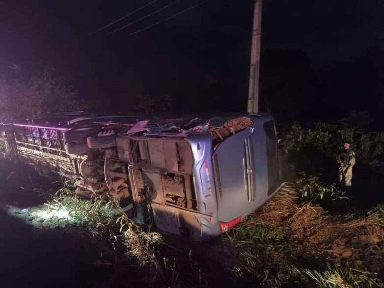 Colisão entre ônibus e caminhão deixa crianças mortas e outras pessoas feridas em Mato Grosso