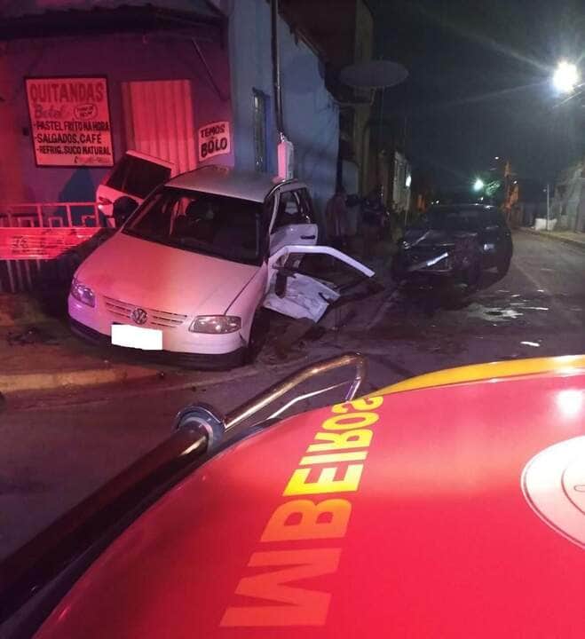 Grávida fica presa às ferragens após acidente na capital de Mato Grosso e bombeiros realizam resgate