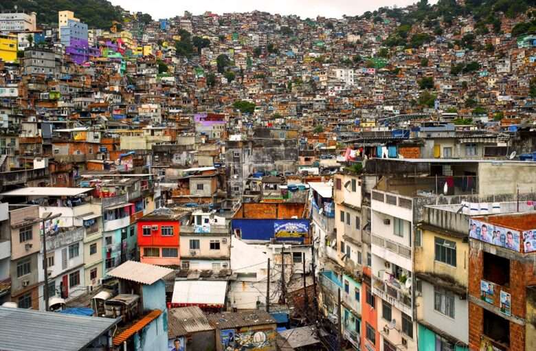 Mais de 81 mil pessoas vivem em favelas, revela Censo 2022