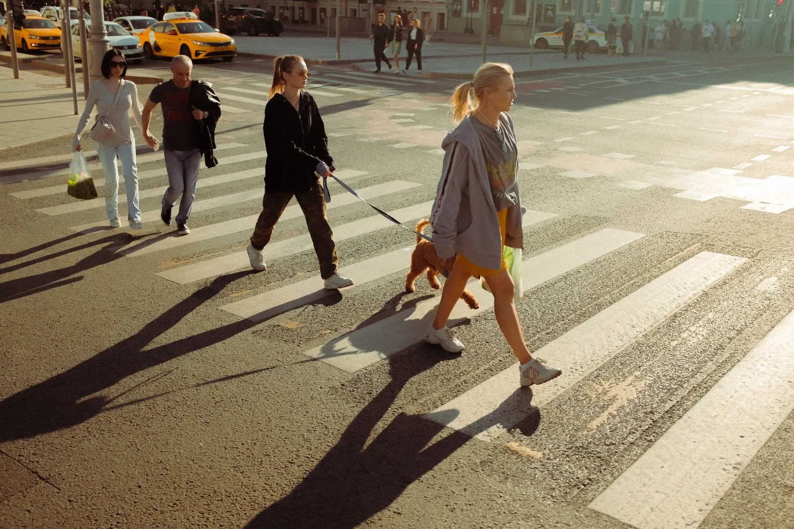 Pessoas caminhando na faixa de pedestres - Fotos do Canva1