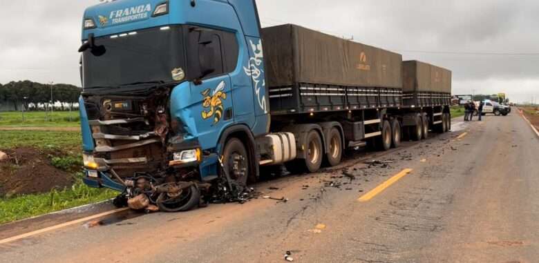 Motociclista morre após colisão frontal com carreta na BR-364 em Campo Novo do Parecis