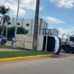 Motorista capota micro-ônibus em Lucas do Rio Verde