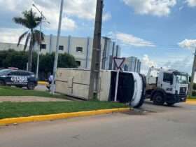 Motorista capota micro-ônibus em Lucas do Rio Verde