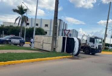 Motorista capota micro-ônibus em Lucas do Rio Verde