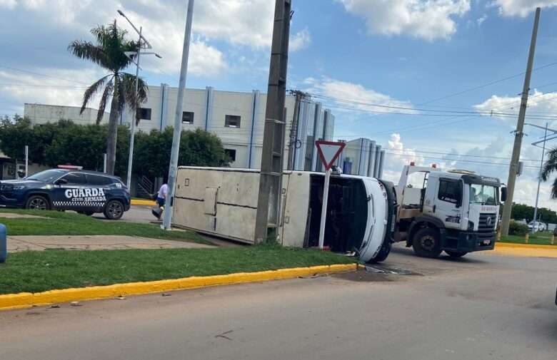 Motorista capota micro-ônibus em Lucas do Rio Verde