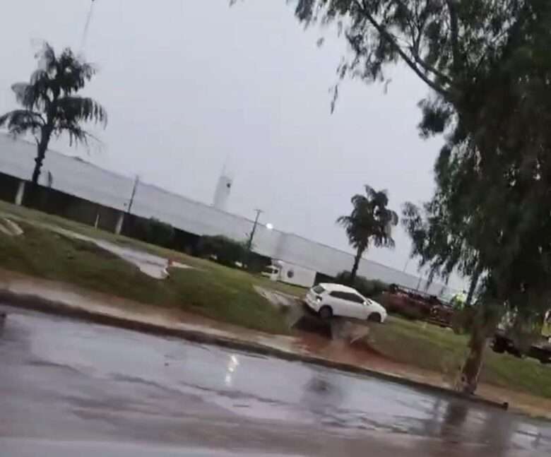 Motorista perde controle e quase cai em bacia de contenção em Lucas do Rio Verde