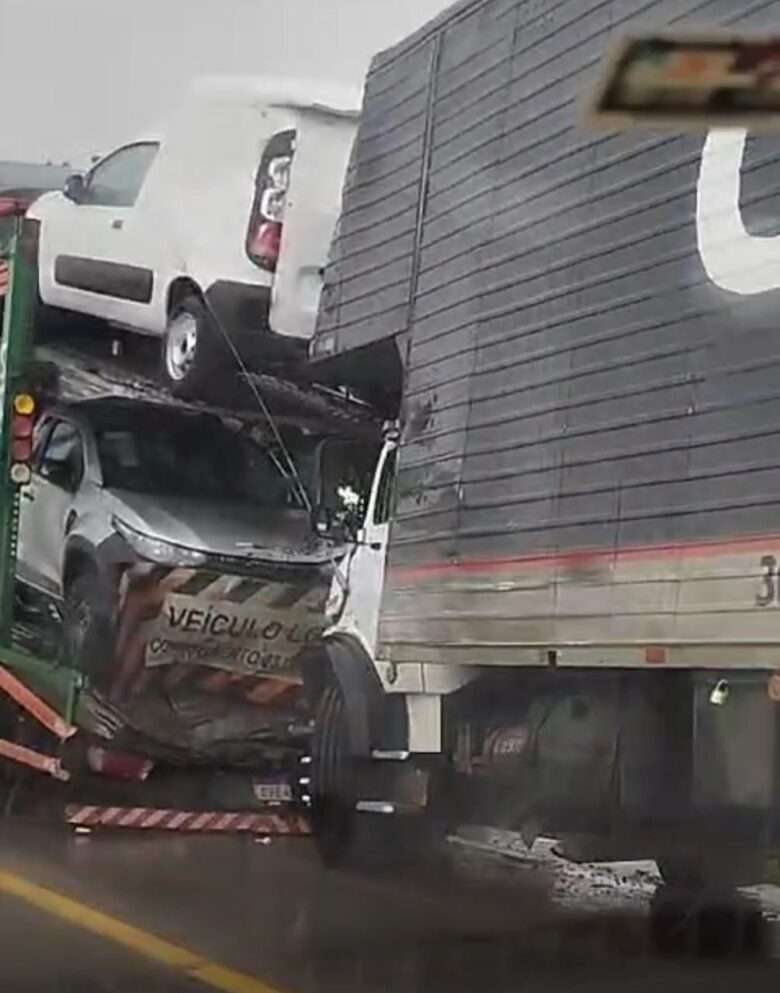 Engavetamento entre caminhão-cegonha e carretas interdita trecho da BR-163 em Lucas do Rio Verde