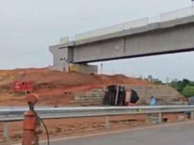 Carreta tanque tomba e interdita totalmente a BR-163 em Rondonópolis