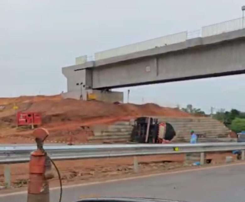 Carreta tanque tomba e interdita totalmente a BR-163 em Rondonópolis