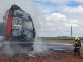 Incêndio em carreta interdita BR-163 em Nova Mutum; Corpo de Bombeiros é acionado