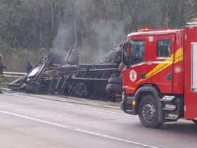 Caminhão carregado de feno tomba e pega fogo na BR-364; motorista morre no local