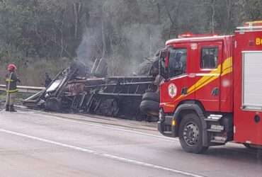 Caminhão carregado de feno tomba e pega fogo na BR-364; motorista morre no local