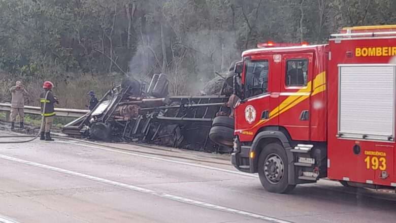 Caminhão carregado de feno tomba e pega fogo na BR-364; motorista morre no local