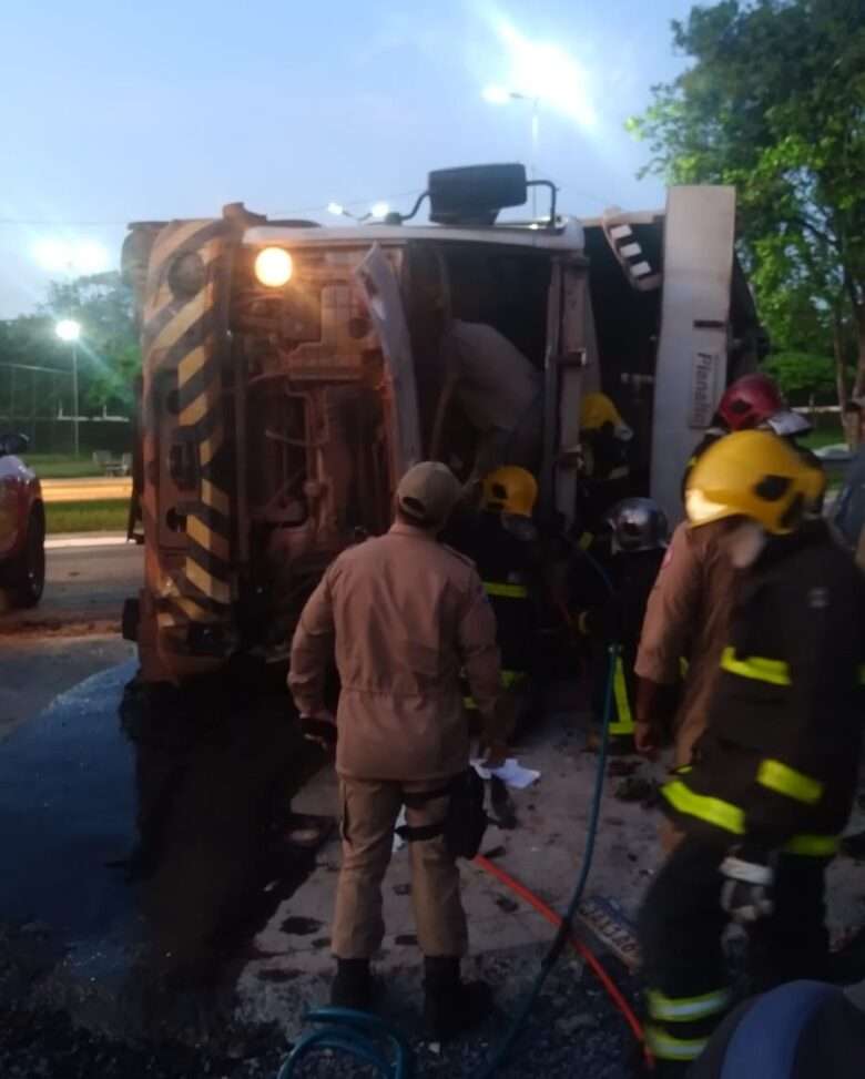 Caminhão de coleta de lixo tomba e motorista fica preso nas ferragens em Várzea Grande