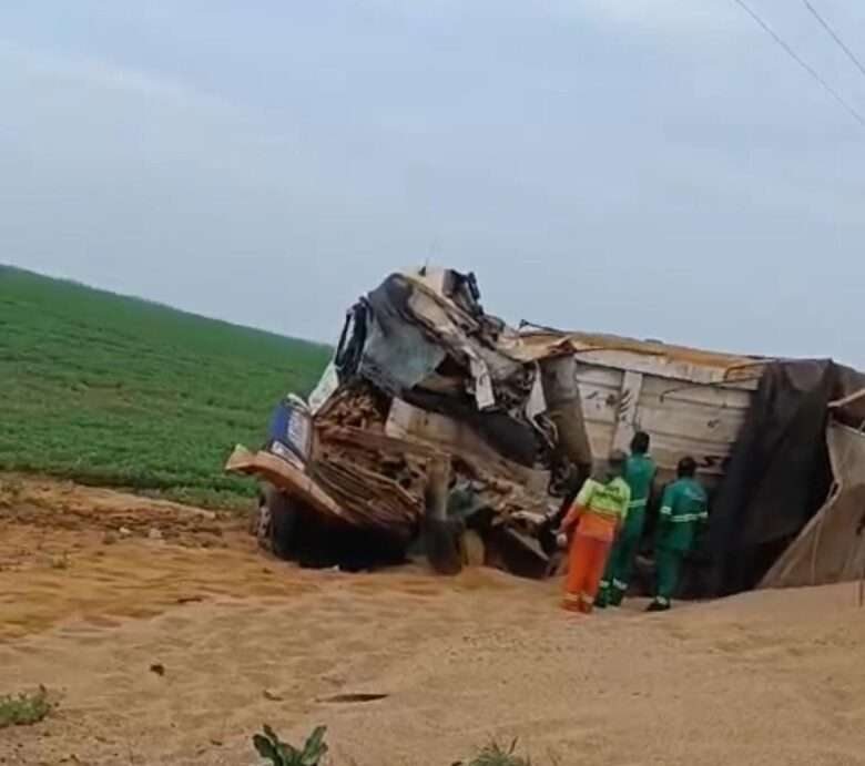 Motorista de Medianeira morre em grave acidente envolvendo duas carretas na MT-140