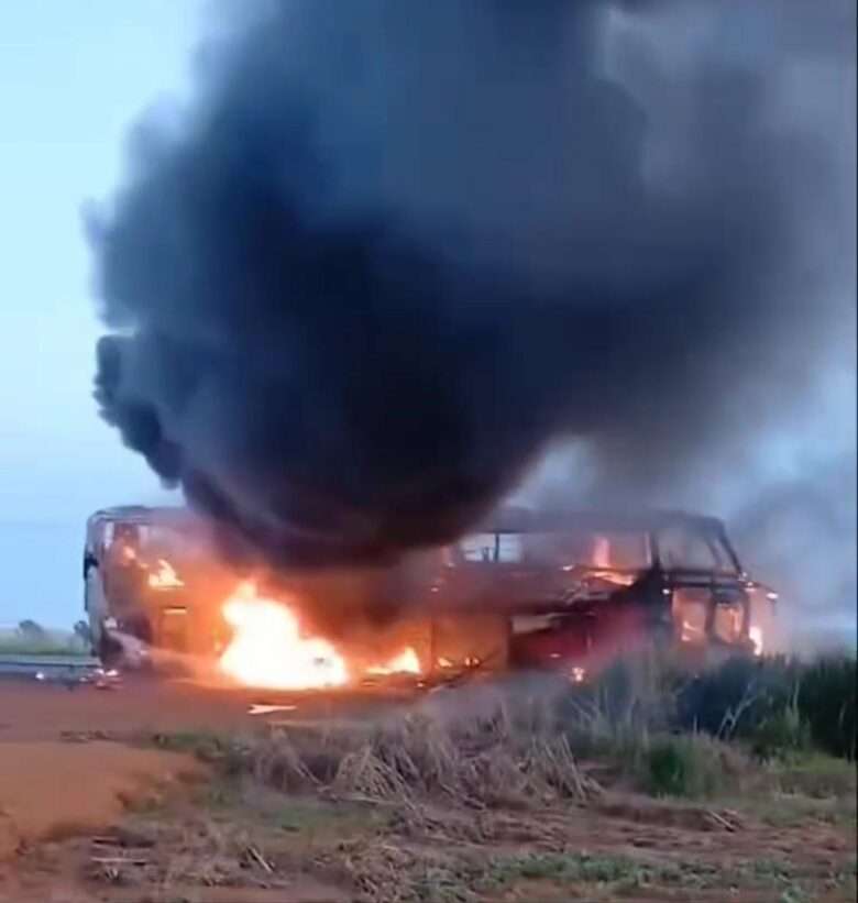 Ônibus de turismo pega fogo na BR-060; todos os passageiros saem ilesos