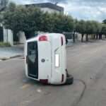 Carro tomba após colisão no centro de Lucas do Rio Verde